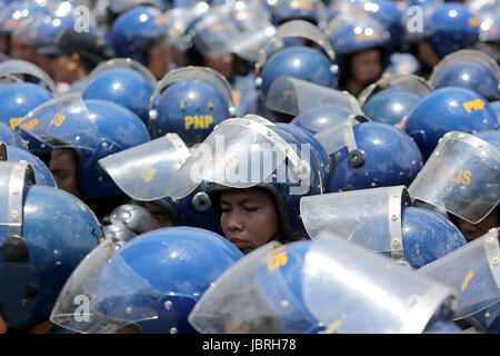 Manila, Filippine. 12 Giugno, 2017. La polizia raccogliere prima di una protesta rally vicino a U.S. Ambasciata a Manila nelle Filippine, 12 giugno 2017. I manifestanti hanno denunciato l'intervento dei militari statunitensi in scontri in corso tra il governo filippino le truppe e i militanti islamici. Credito: ROUELLE UMALI/Xinhua/Alamy Live News Foto Stock