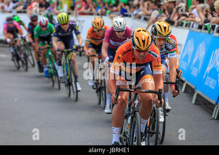 Londra, UK, 11 giugno 2017. La fase finale dell'energia Ovo donna Tour presentato 10 giri di una 6.2km Londra centrale circuito. Il Dolmans Boels team a condurre i primi gruppo di disinnesto. Jolien D'Hoore (Belgio, muovere alta 5) ha vinto la volata e Katarzyna Niewiadoma (Polonia, WM3 Pro Cycling) ha preso la maglia verde della vittoria assoluta. Credito: Clive Jones/Alamy Live News Foto Stock