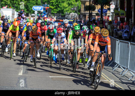 Londra, UK, 11 giugno 2017. La fase finale dell'energia Ovo donna Tour presentato 10 giri di una 6.2km Londra centrale circuito. Il Dolmans Boels team a condurre il peloton principale nelle fasi di chiusura. Jolien D'Hoore (Belgio, muovere alta 5) ha vinto la volata e Katarzyna Niewiadoma (Polonia, WM3 Pro Cycling) ha preso la maglia verde della vittoria assoluta. Credito: Clive Jones/Alamy Live News Foto Stock