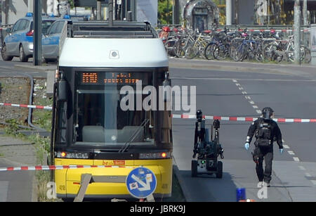 Berlino, Germania. 12 Giugno, 2017. Gli ufficiali di polizia utilizzano una controllata in remoto bomb disposal robot a indagare su un sospetto oggetto trovato su un tram sulla linea M10 vicino a Warschauer Strasse (Varsavia Street) fermata del tram a Berlino (Germania), 12 giugno 2017. Tutta la strada era chiusa e tutto il traffico sospeso dopo la scoperta dell'oggetto. Foto: Monika Skolimowska/dpa/Alamy Live News Foto Stock