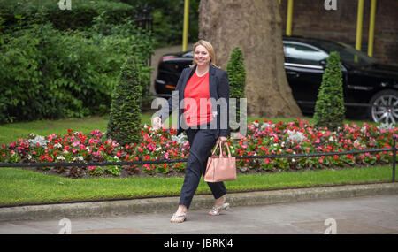 A Downing Street, Londra, Regno Unito. 12 Giugno, 2017. Karen Bradley, Segretario di Stato per la cultura e i mezzi di informazione e lo sport, arriva a Downing Street per il primo armadio politico riunione del nuovo parlamento appeso governo conservatore di PM Theresa Maggio dopo le elezioni generali. Credito: Malcolm Park/Alamy Live News. Foto Stock