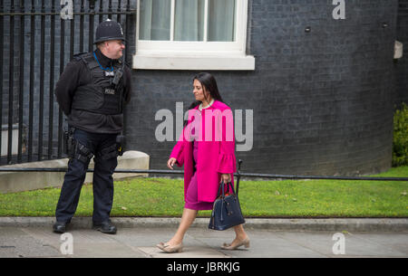 A Downing Street, Londra, Regno Unito. 12 Giugno, 2017. Priti Patel, Segretario di Stato per lo Sviluppo Internazionale, arriva a Downing Street prima della prima riunione del gabinetto del nuovo parlamento appeso governo conservatore di PM Theresa Maggio dopo le elezioni generali. Nel novembre 2017 ha rassegnato le dimissioni come Segretario di Stato per lo Sviluppo Internazionale giornale seguente informativa. Credito: Malcolm Park/Alamy Live News. Foto Stock