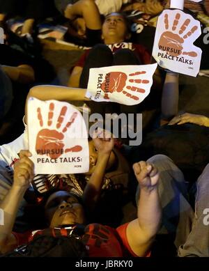 Manila, Filippine. 12 Giugno, 2017. Gli attivisti tenere cartelloni durante una manifestazione di protesta a Manila, Filippine, 12 giugno 2017. I manifestanti hanno chiesto la fine del terrorismo nel paese e il sollevamento del Presidente Rodrigo Duterte con la dichiarazione della legge marziale a Mindanao. Credito: ROUELLE UMALI/Xinhua/Alamy Live News Foto Stock