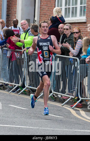 Leeds, Regno Unito. 11 Giugno, 2017. Jonathan Brownlee in esecuzione attraverso il centro cittadino di Leeds durante il tratto finale della WTS Leeds Triathlon in data 11 giugno. Jonathan ha eseguito insieme al suo borther Alistair per gran parte della gara ma scivolato behin nelle fasi successive del ciclo. Jonathan è arrivata seconda nel complesso dopo essere stato battuto di stretta misura da Alistair Brownlee Credito: James Copeland/Alamy Live News Foto Stock