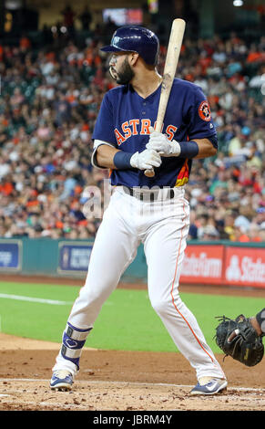 Houston, TX, Stati Uniti d'America. 11 Giugno, 2017. Houston Astros shorstop Marwin Gonzalez (9) alla piastra durante la MLB gioco tra il Los Angeles Angeli e Houston Astros al Minute Maid Park a Houston, TX. John Glaser/CSM/Alamy Live News Foto Stock