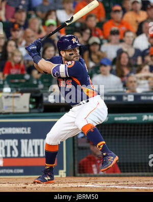 Houston, TX, Stati Uniti d'America. 11 Giugno, 2017. Houston Astros secondo baseman Jose Altuve (27) a piastra durante la MLB gioco tra il Los Angeles Angeli e Houston Astros al Minute Maid Park a Houston, TX. John Glaser/CSM/Alamy Live News Foto Stock