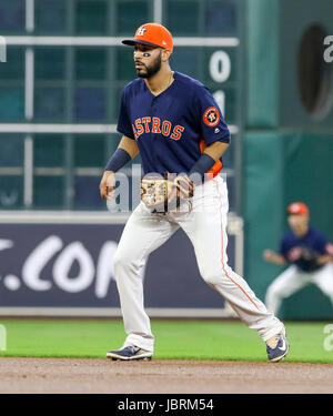 Houston, TX, Stati Uniti d'America. 11 Giugno, 2017. Houston Astros shorstop Marwin Gonzalez (9) durante la MLB gioco tra il Los Angeles Angeli e Houston Astros al Minute Maid Park a Houston, TX. John Glaser/CSM/Alamy Live News Foto Stock