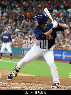 Houston, TX, Stati Uniti d'America. 11 Giugno, 2017. Houston Astros sinistra fielder Norichika Aoki (3) alla piastra durante la MLB gioco tra il Los Angeles Angeli e Houston Astros al Minute Maid Park a Houston, TX. John Glaser/CSM/Alamy Live News Foto Stock