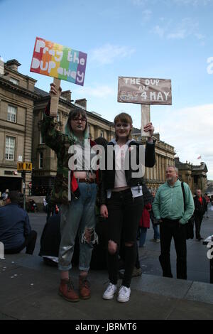 Newcastle, Regno Unito. 12 GIU, 2017. I manifestanti si riuniscono a Newcastle per chiedere il Primo Ministro Theresa Maggio a piedi da qualsiasi alleanza con il democratico partito unionista (DUP) o step-down. I dimostranti dire la DUP partito che dovrebbe aiutare i Conservatori mantenere il potere è 'omofobi e sessisti' e solleva timori per il processo di pace in Irlanda del Nord. Newcastle upon Tyne, Grey's Monument, UK Credit: David Whinham/Alamy Live News Foto Stock