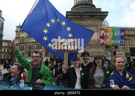 Newcastle, Regno Unito. 12 GIU, 2017. I manifestanti si riuniscono a Newcastle per chiedere il Primo Ministro Theresa Maggio a piedi da qualsiasi alleanza con il democratico partito unionista (DUP) o step-down. I dimostranti dire la DUP partito che dovrebbe aiutare i Conservatori mantenere il potere è 'omofobi e sessisti' e solleva timori per il processo di pace in Irlanda del Nord. Newcastle upon Tyne, Grey's Monument, UK Credit: David Whinham/Alamy Live News Foto Stock