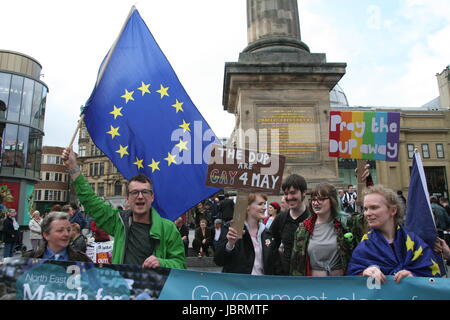 Newcastle, Regno Unito. 12 GIU, 2017. I manifestanti si riuniscono a Newcastle per chiedere il Primo Ministro Theresa Maggio a piedi da qualsiasi alleanza con il democratico partito unionista (DUP) o step-down. I dimostranti dire la DUP partito che dovrebbe aiutare i Conservatori mantenere il potere è 'omofobi e sessisti' e solleva timori per il processo di pace in Irlanda del Nord. Newcastle upon Tyne, Grey's Monument, UK Credit: David Whinham/Alamy Live News Foto Stock