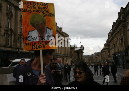 Newcastle, Regno Unito. 12 GIU, 2017. I manifestanti si riuniscono a Newcastle per chiedere il Primo Ministro Theresa Maggio a piedi da qualsiasi alleanza con il democratico partito unionista (DUP) o step-down. I dimostranti dire la DUP partito che dovrebbe aiutare i Conservatori mantenere il potere è 'omofobi e sessisti' e solleva timori per il processo di pace in Irlanda del Nord. Newcastle upon Tyne, Grey's Monument, UK Credit: David Whinham/Alamy Live News Foto Stock