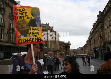 Newcastle, Regno Unito. 12 GIU, 2017. I manifestanti si riuniscono a Newcastle per chiedere il Primo Ministro Theresa Maggio a piedi da qualsiasi alleanza con il democratico partito unionista (DUP) o step-down. I dimostranti dire la DUP partito che dovrebbe aiutare i Conservatori mantenere il potere è 'omofobi e sessisti' e solleva timori per il processo di pace in Irlanda del Nord. Newcastle upon Tyne, Grey's Monument, UK Credit: David Whinham/Alamy Live News Foto Stock