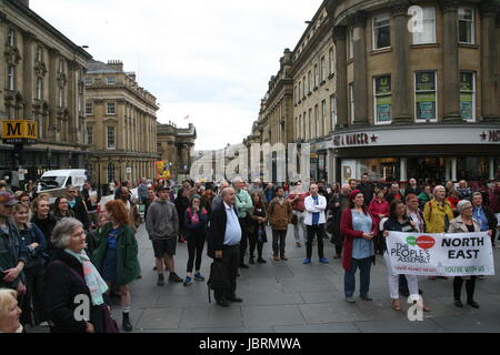 Newcastle, Regno Unito. 12 GIU, 2017. I manifestanti si riuniscono a Newcastle per chiedere il Primo Ministro Theresa Maggio a piedi da qualsiasi alleanza con il democratico partito unionista (DUP) o step-down. I dimostranti dire la DUP partito che dovrebbe aiutare i Conservatori mantenere il potere è 'omofobi e sessisti' e solleva timori per il processo di pace in Irlanda del Nord. Newcastle upon Tyne, Grey's Monument, UK Credit: David Whinham/Alamy Live News Foto Stock