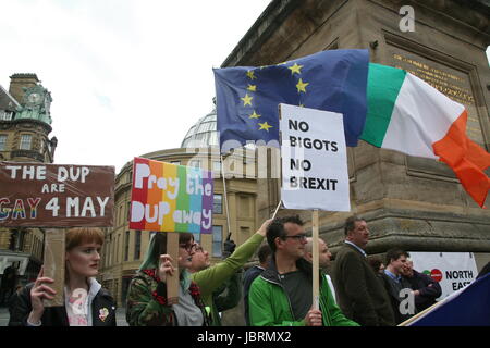 Newcastle, Regno Unito. 12 GIU, 2017. I manifestanti si riuniscono a Newcastle per chiedere il Primo Ministro Theresa Maggio a piedi da qualsiasi alleanza con il democratico partito unionista (DUP) o step-down. I dimostranti dire la DUP partito che dovrebbe aiutare i Conservatori mantenere il potere è 'omofobi e sessisti' e solleva timori per il processo di pace in Irlanda del Nord. Newcastle upon Tyne, Grey's Monument, UK Credit: David Whinham/Alamy Live News Foto Stock