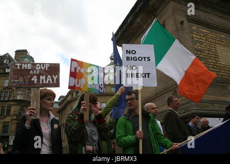 Newcastle, Regno Unito. 12 GIU, 2017. I manifestanti si riuniscono a Newcastle per chiedere il Primo Ministro Theresa Maggio a piedi da qualsiasi alleanza con il democratico partito unionista (DUP) o step-down. I dimostranti dire la DUP partito che dovrebbe aiutare i Conservatori mantenere il potere è 'omofobi e sessisti' e solleva timori per il processo di pace in Irlanda del Nord. Newcastle upon Tyne, Grey's Monument, UK Credit: David Whinham/Alamy Live News Foto Stock