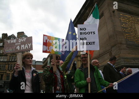 Newcastle, Regno Unito. 12 GIU, 2017. I manifestanti si riuniscono a Newcastle per chiedere il Primo Ministro Theresa Maggio a piedi da qualsiasi alleanza con il democratico partito unionista (DUP) o step-down. I dimostranti dire la DUP partito che dovrebbe aiutare i Conservatori mantenere il potere è 'omofobi e sessisti' e solleva timori per il processo di pace in Irlanda del Nord. Newcastle upon Tyne, Grey's Monument, UK Credit: David Whinham/Alamy Live News Foto Stock