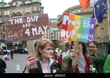 Newcastle, Regno Unito. 12 GIU, 2017. I manifestanti si riuniscono a Newcastle per chiedere il Primo Ministro Theresa Maggio a piedi da qualsiasi alleanza con il democratico partito unionista (DUP) o step-down. I dimostranti dire la DUP partito che dovrebbe aiutare i Conservatori mantenere il potere è 'omofobi e sessisti' e solleva timori per il processo di pace in Irlanda del Nord. Newcastle upon Tyne, Grey's Monument, UK Credit: David Whinham/Alamy Live News Foto Stock