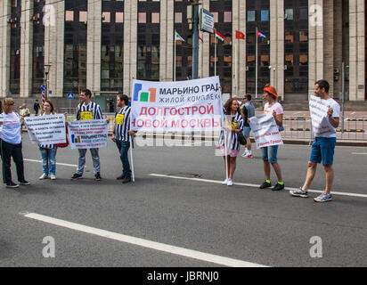 Mosca, Russia. 12 GIU, 2017. Saharova Street protesta organizzata da Alexei Navalny contro la città di politica di pianificazione, casa di demolizione e la possibilità di ignorare gli edifici incompiuto. Credito: Perov Stanislav/Alamy Live News Foto Stock