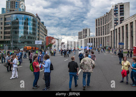 Mosca, Russia. 12 GIU, 2017. Saharova Street protesta organizzata da Alexei Navalny contro la città di politica di pianificazione, casa di demolizione e la possibilità di ignorare gli edifici incompiuto. Credito: Perov Stanislav/Alamy Live News Foto Stock