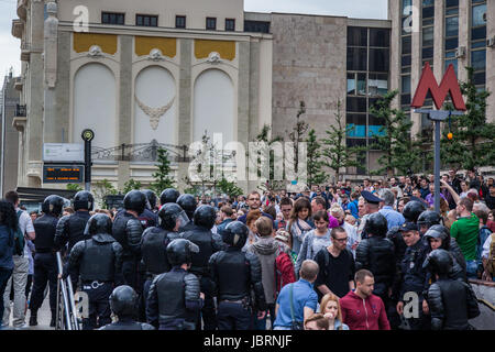 Mosca, Russia. 12 GIU, 2017. Tverskaya Street protesta organizzata da Alexei Navalny contro la corruzione nel governo. Corazzate pesanti le forze di polizia e la folla di persone in uscita della metro. Credito: Perov Stanislav/Alamy Live News Foto Stock