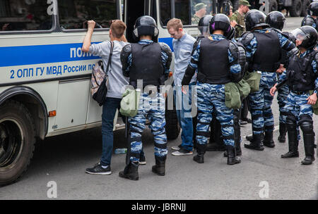 Mosca, Russia. 12 GIU, 2017. Tverskaya Street protesta organizzata da Alexei Navalny contro la corruzione nel governo. Corazzate pesanti le forze di polizia arrestare i giovani. Credito: Perov Stanislav/Alamy Live News Foto Stock