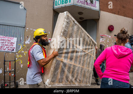 Vancouver, British Columbia. 12 GIU, 2017. Giorno di sfratto, Balmoral Hotel, DTES, Vancouver, British Columbia, Canada. Foto Stock