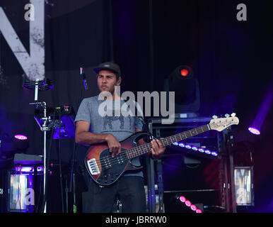 Portsmouth, Virginia, Stati Uniti d'America. 11 Giugno, 2017. Miscele IRATION dub, rock e reggae per i folk presso il padiglione di Portsmouth a Portsmouth, in Virginia, il 11 giugno 2017. © Jeff Moore 2017 Credit: Jeff Moore/ZUMA filo/Alamy Live News Foto Stock