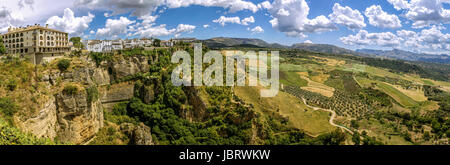 Ronda vista panoramica. Una città nella provincia spagnola di Malaga, all'interno della comunità autonoma di Andalusia. È situato in una zona molto montagnosa circa 750 m al di sopra del livello medio del mare. Il fiume Guadalevín corre attraverso la città, dividendola in due e ritagliandosi la ripida, oltre 100 metri di profondità El Tajo canyon su cui la città pertiche Foto Stock