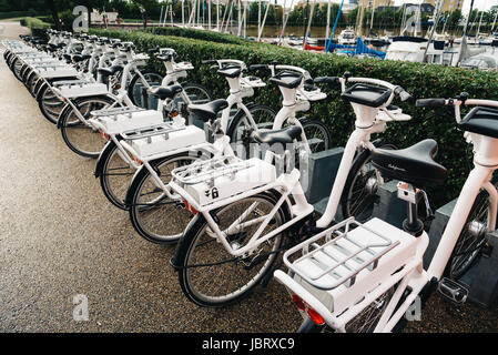 Copenhagen, Danimarca - 10 agosto 2016. La riga bianca di noleggio biciclette che possono essere noleggiate per ora. messa a fuoco selettiva Foto Stock