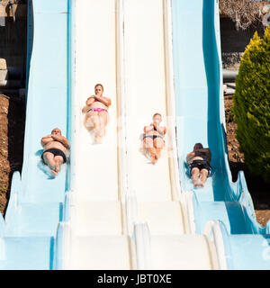 Le persone aventi fun, scorrevole al water park. Foto Stock