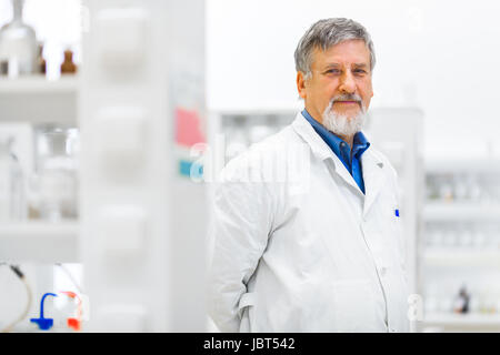 Maschio senior researcher di effettuare attività di ricerca scientifica in un laboratorio (SHALLOW DOF; dai toni di colore immagine) Foto Stock