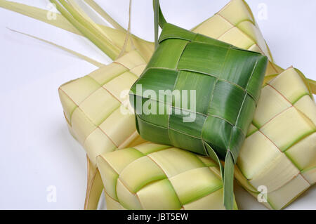 Ketupat, un tipo di gnocco fatto dal riso imballate all'interno di un diamante-contenitore sagomato in tessuto di foglia di palma, sacca comunemente trovati in Indonesia e Malaysia. Foto Stock