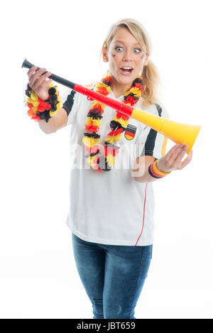 Blonde appassionato di calcio con vuvuzela Foto Stock