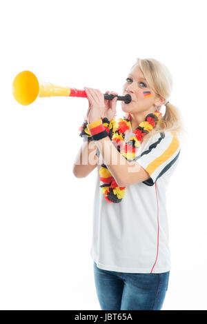 Blonde appassionato di calcio con vuvuzela Foto Stock