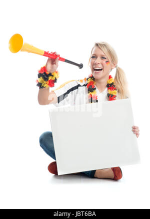 Blonde appassionato di calcio con vuvuzela tenendo un poster Foto Stock