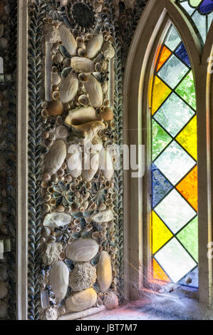 Il Cilwendeg Shell House Hermitage, Boncath, Pembrokeshire, Galles. La follia è rivestito con elaborati shellwork, restaurata nel 2006 da Blott Kerr-Wilson Foto Stock