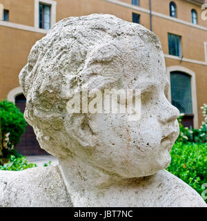 Foto di un cherubino nel giardino della Basilica di San Marco Evangelista al Campidoglio. Roma, Italia, Europa, Unione europea, UE. Foto Stock