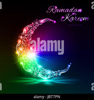 Colorato incandescente mezzaluna ornati con luminosi riflessi e radianza su sfondo scuro. Biglietto di auguri del Santo mese musulmano Ramadan Foto Stock