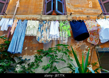 Linea di lavanderia con abiti in un tipico vicolo romano, quartiere Trastevere, Roma, Italia, Europa, Unione europea, UE. Foto Stock