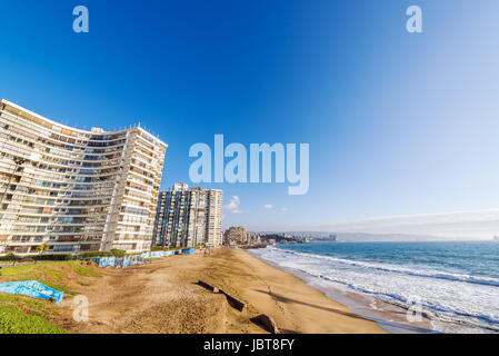 Spiaggia e edifici di appartamenti a Vina del Mar, Cile Foto Stock