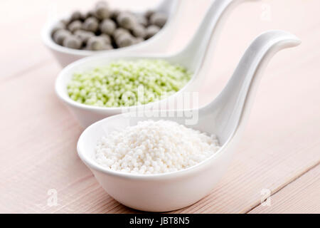 Perle di tapioca con calce. bolla bianca ingredienti tè Foto Stock