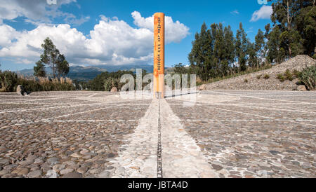 Equatore monumento, segna il punto attraverso il quale l'equatore passa, Cayambe, Ecuador Foto Stock