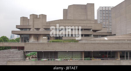 Il Teatro Nazionale iconica brutalist nuova architettura in Londra England Regno Unito Foto Stock