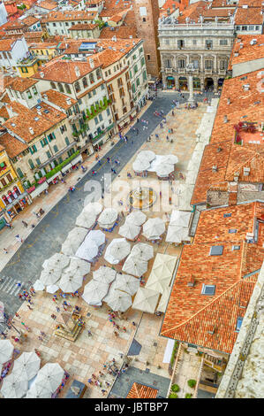 VERONA, Italia-CIRCA GIUGNO 2014: Piazza delle Erbe Verona, Italia, circa nel giugno 2014. Uno dei più popolari square a Verona, è ancora utilizzato come piazza di mercato oggi Foto Stock