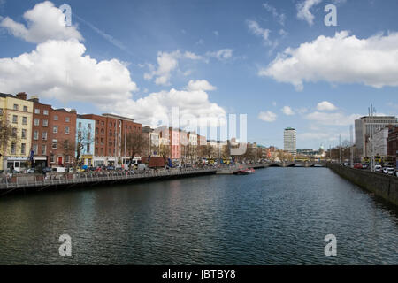 La città di Dublino lungo il fiume Liffey in Irlanda. Foto Stock