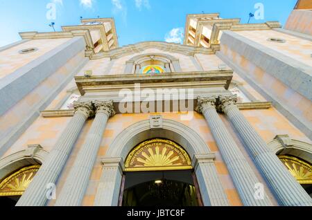 L'ingresso della Catedral de Nuestra Señora de Guadalupe, la prima chiesa cattolica di Tijuana, Messico della Madonna di Guadalupe. Una vista dell'esterno della cattedrale, l'arco, due torri, colonne e incription che legge non fecit taliter omni nationi. Foto Stock