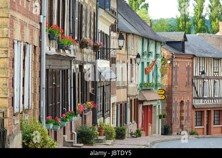 Francia, Calvados (14), Blangy-le-Château, rue // Francia, Calvados, Blangy le Chateau, street Foto Stock