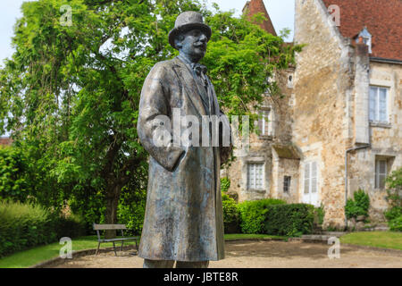 In Francia, in Orne (61), Mortagne (-au-Perche, statua du philosophe Alain // Francia, Orne, Mortagne (au Perche, statua del filosofo Alain Foto Stock