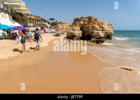 L'Europa, il Portogallo. Algarve, Felsalgarve, Praia dos Olhos de Agua, Europa Foto Stock